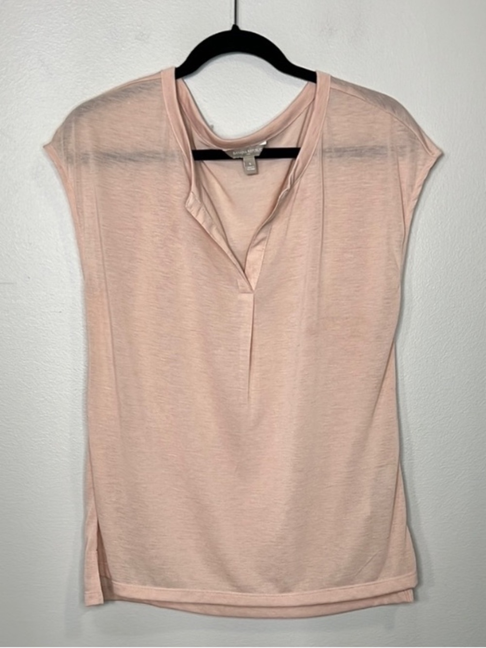 Banana Republic Factory slit neck top in blush size small
